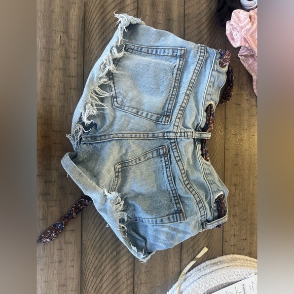 We the Free/free people Jean shorts with cute band around it - Picture 2 of 4